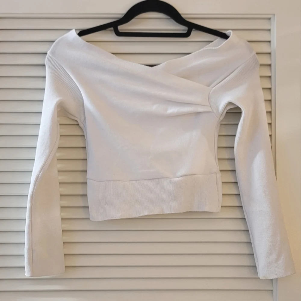 Windsor- White Asymmetrical Off-Shoulders Long-Sleeve Crop Top